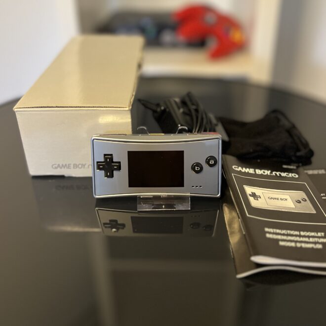 GameBoy Micro in silber mit Netzteil, Teil-OVP & Anleitung