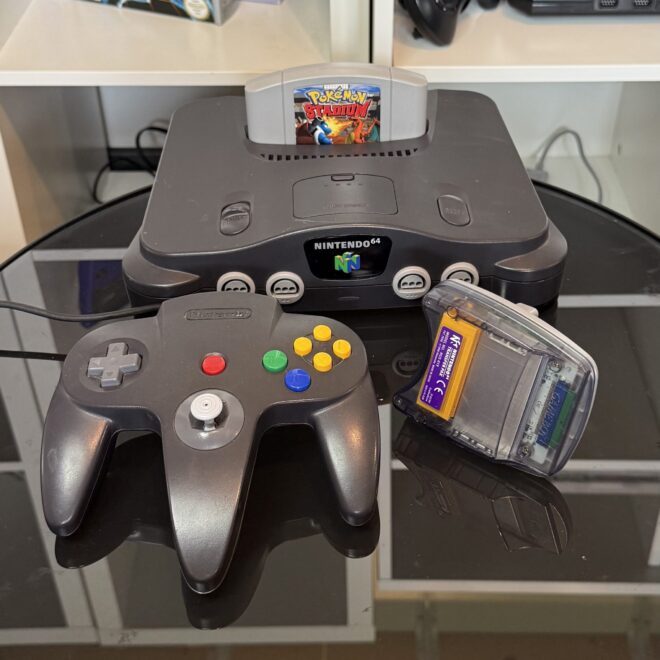 Nintendo 64 (N64) Mega Starterbundle mit Controller, Expansion Pak, Transfer Pak & Pokemon Stadium